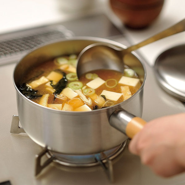 Chitose-Stylish-Wooden-Handle-Saucepan-With-Lid--IH-Compatible--2-2L-2-2024-02-21T01:28:21.810Z.jpg