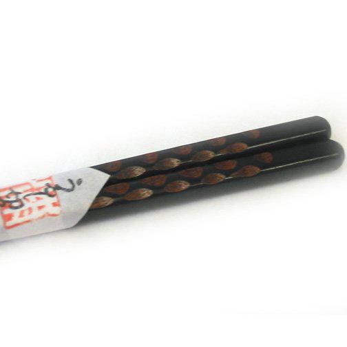 Isuke-Lacquered-Wooden-Japanese-Chopsticks-Black-1-2023-11-07T07:43:28.567Z.jpg