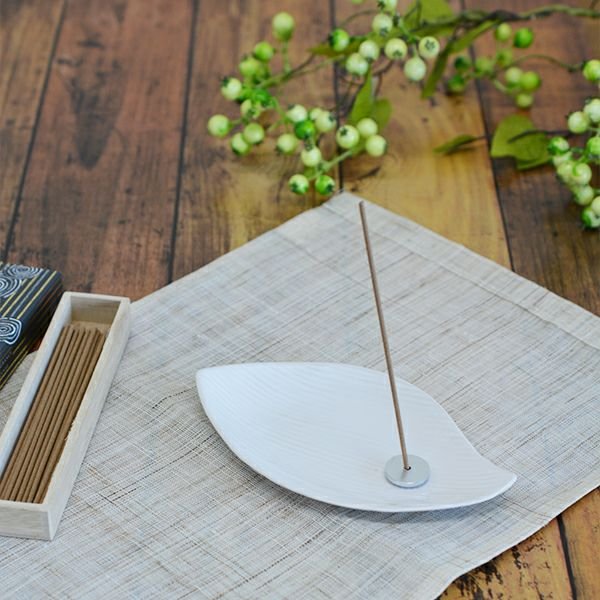 Kousaido Agarwood Oud Rich Fragrance Incense Sticks & Holder 40 ct.