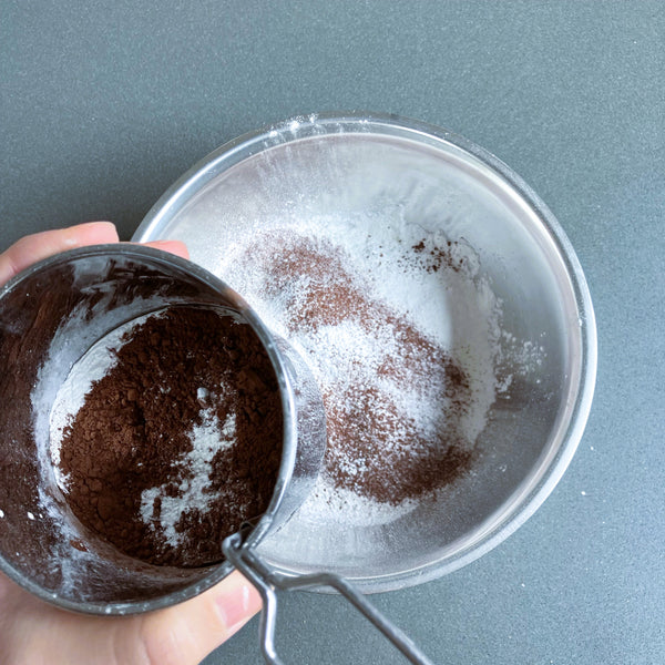mixing the cocoa powder and mochi flour together