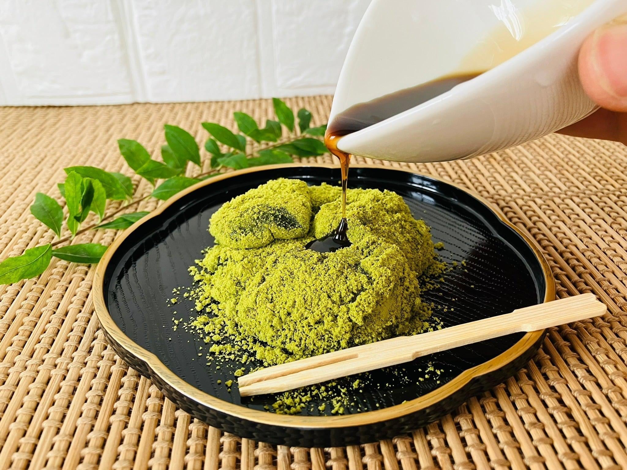 Sepiring mochi green tea yang kenyal dan lezat, disajikan dengan taburan tepung jagung untuk mencegah lengket