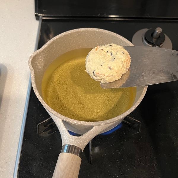 placing a ganmodoki into the hot oil