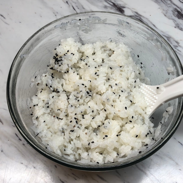 mixing the sushi rice