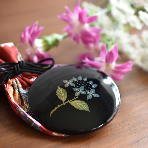 Isuke-Compact-Hand-Mirror-Hydrangea-Pattern-Lacquer-Mirror-With-Bag-3-2025-03-05T01:47:15.168Z.jpg