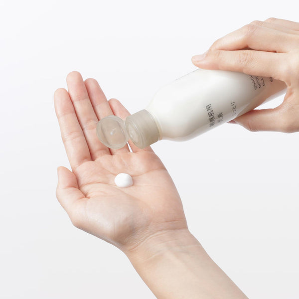 Muji Moisturizing Emulsion Milky Lotion for Sensitive Skin 200ml Muji Moisturizing Emulsion Milky Lotion for Sensitive Skin 200ml