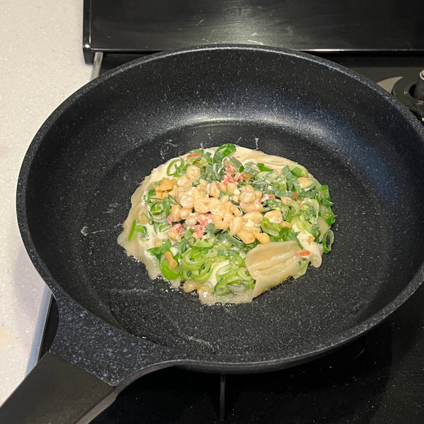 shaping the negiyaki into a circle