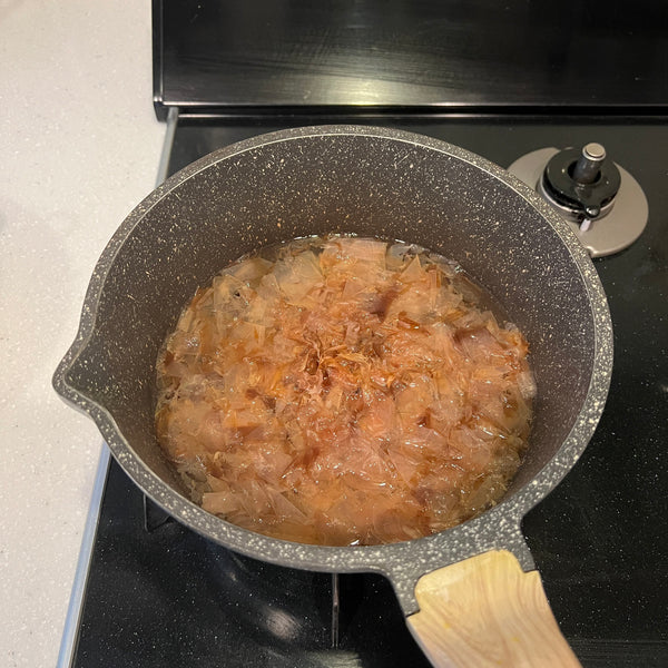 simmering the katsuobushi bonito flakes