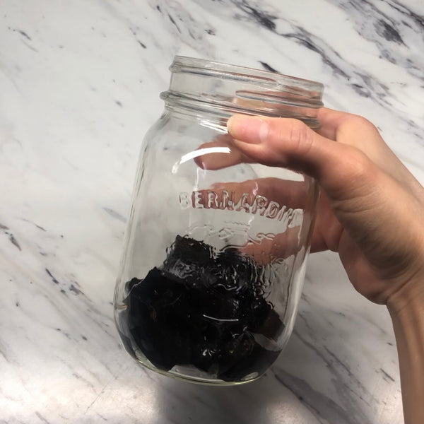 putting the coffee jelly into a jar