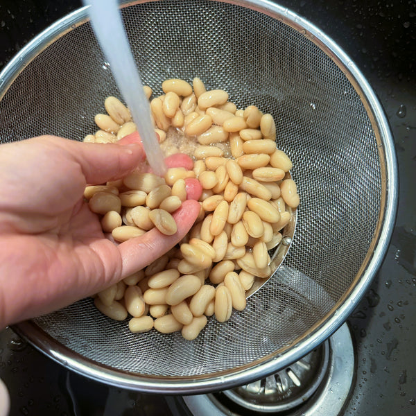 washing the white kidney beans