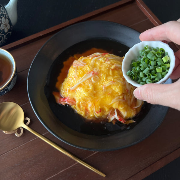 garnishing tenshinhan with chopped green onions