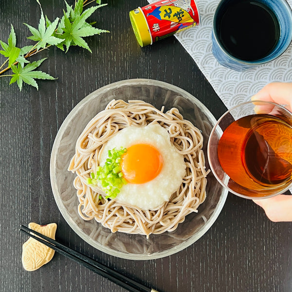 pouring mentsuyu on top of tororo soba