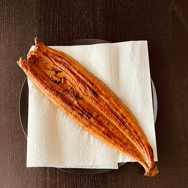 drying the unagi with paper towels