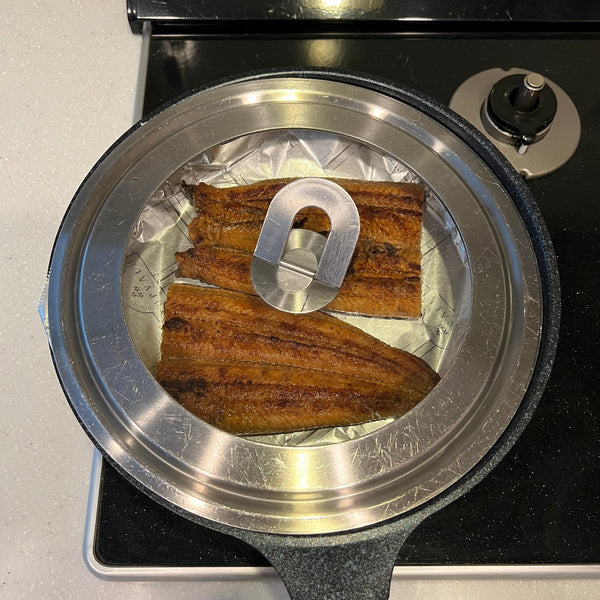 placing a lid over the unagi