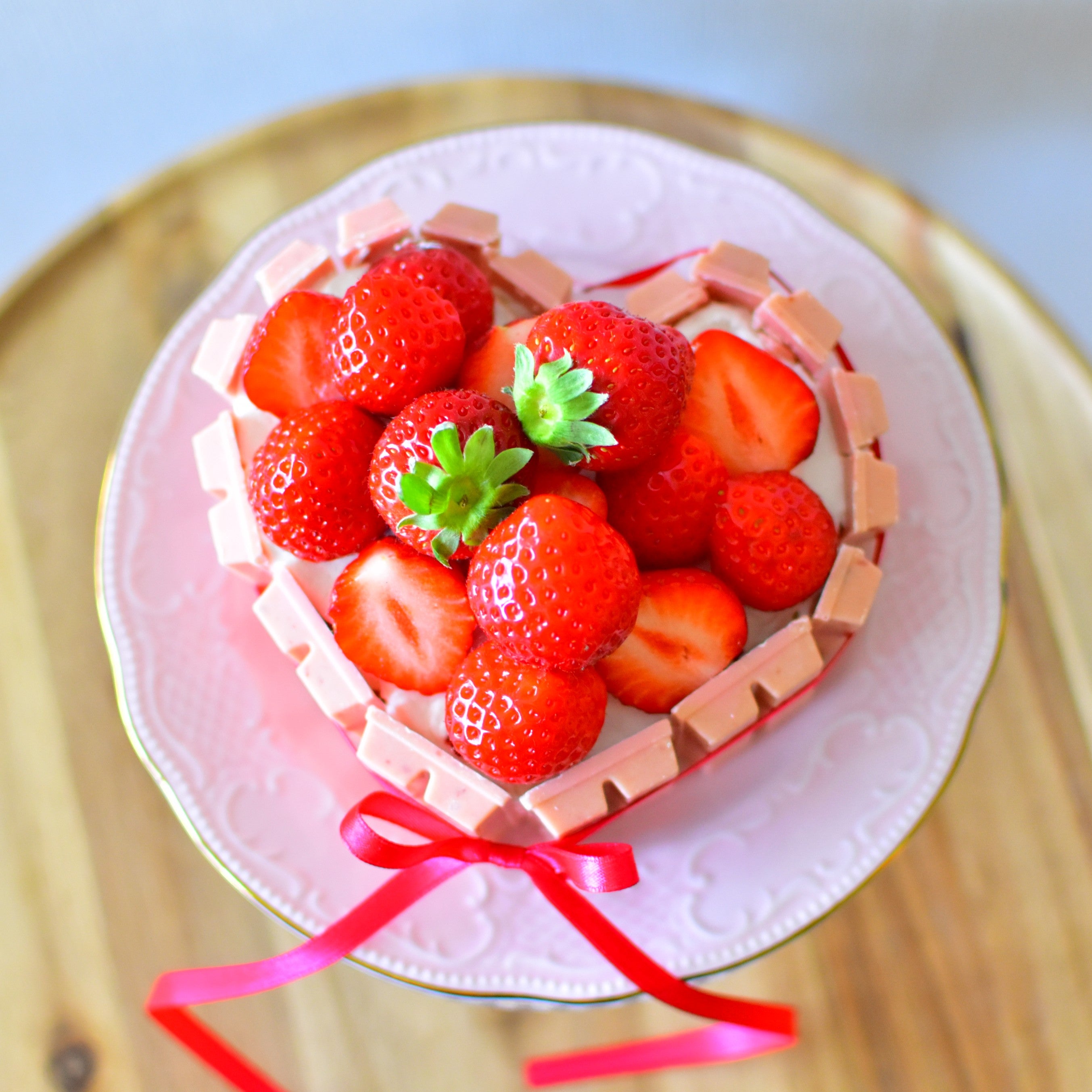 How to Make Valentine's Day Cake (Strawberry KitKat Cake Recipe