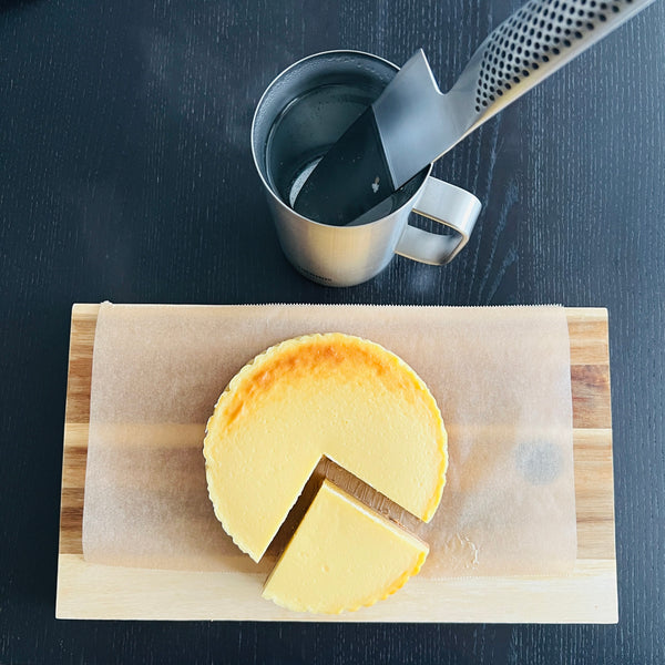 using a wet knife to slice the cheesecake